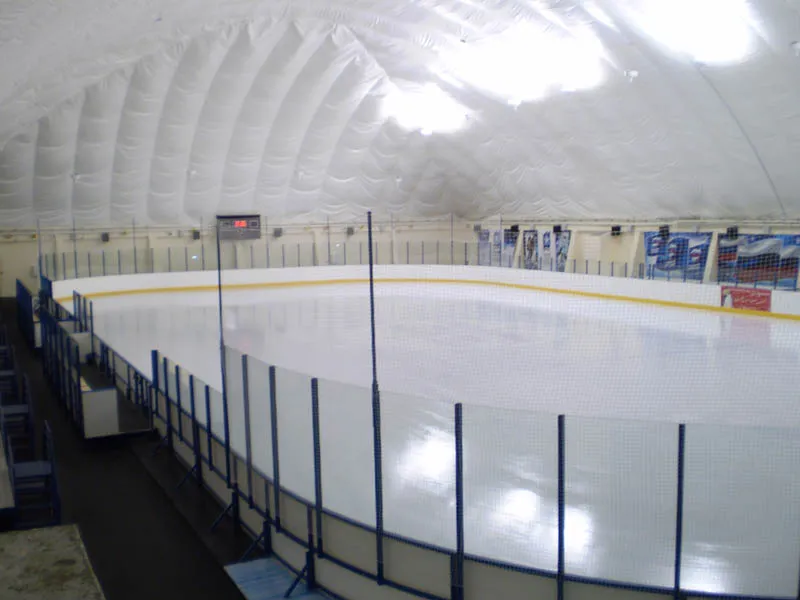 Пустое ледовое поле под куполом Новочеркасского Ледового дворца — Novocherkassk Ice Palace