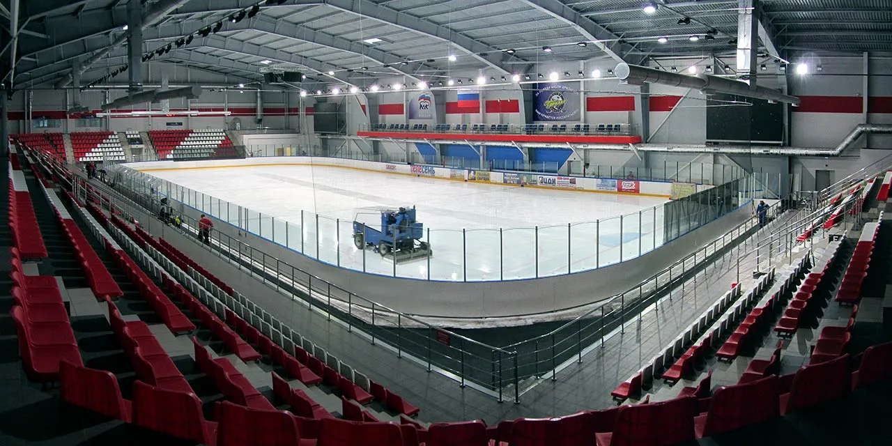 Пустое ледовое поле и трибуны Псковского Ледового дворца — Ice Palace Pskov