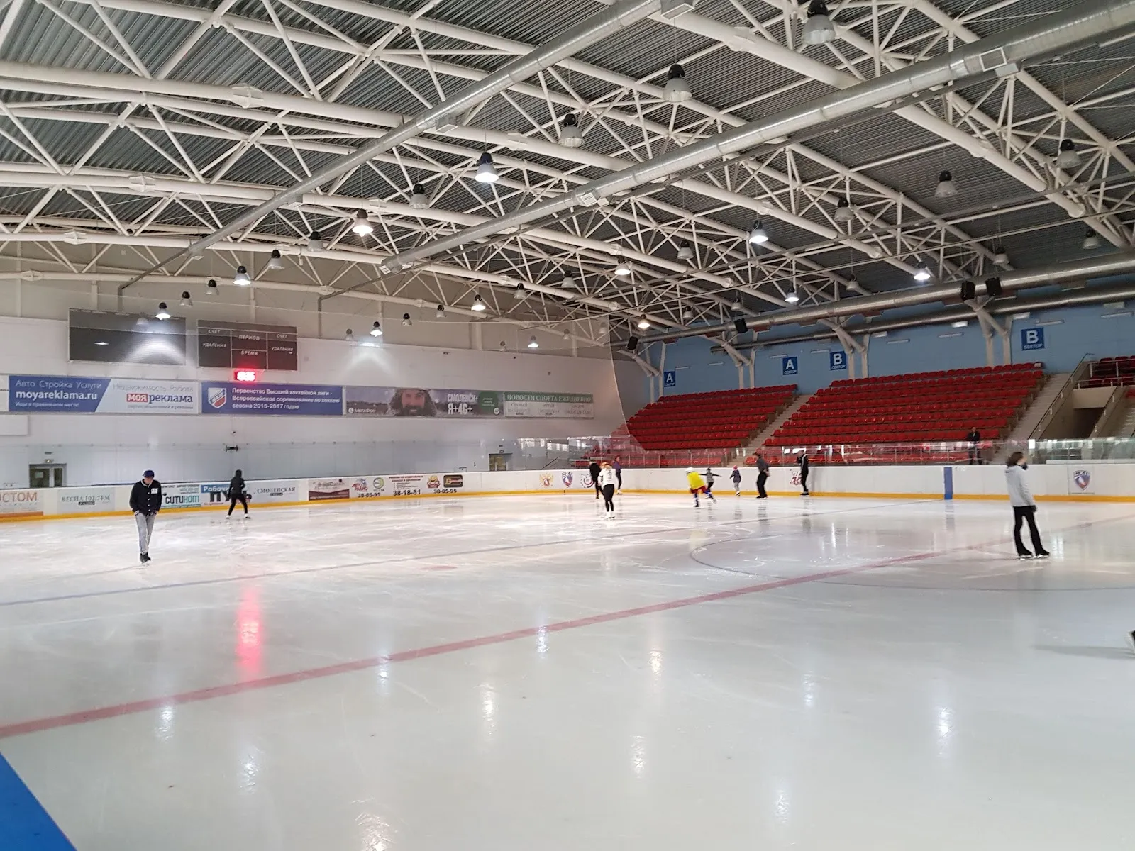 Skaters on the ice of the Smolensk Ice Palace during a public session — Ice Palace Smolensk