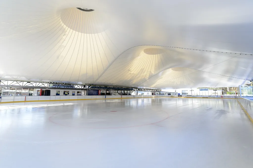 La piste de glace vide sous le toit-tente blanc en membrane — Ice Park Beaufort