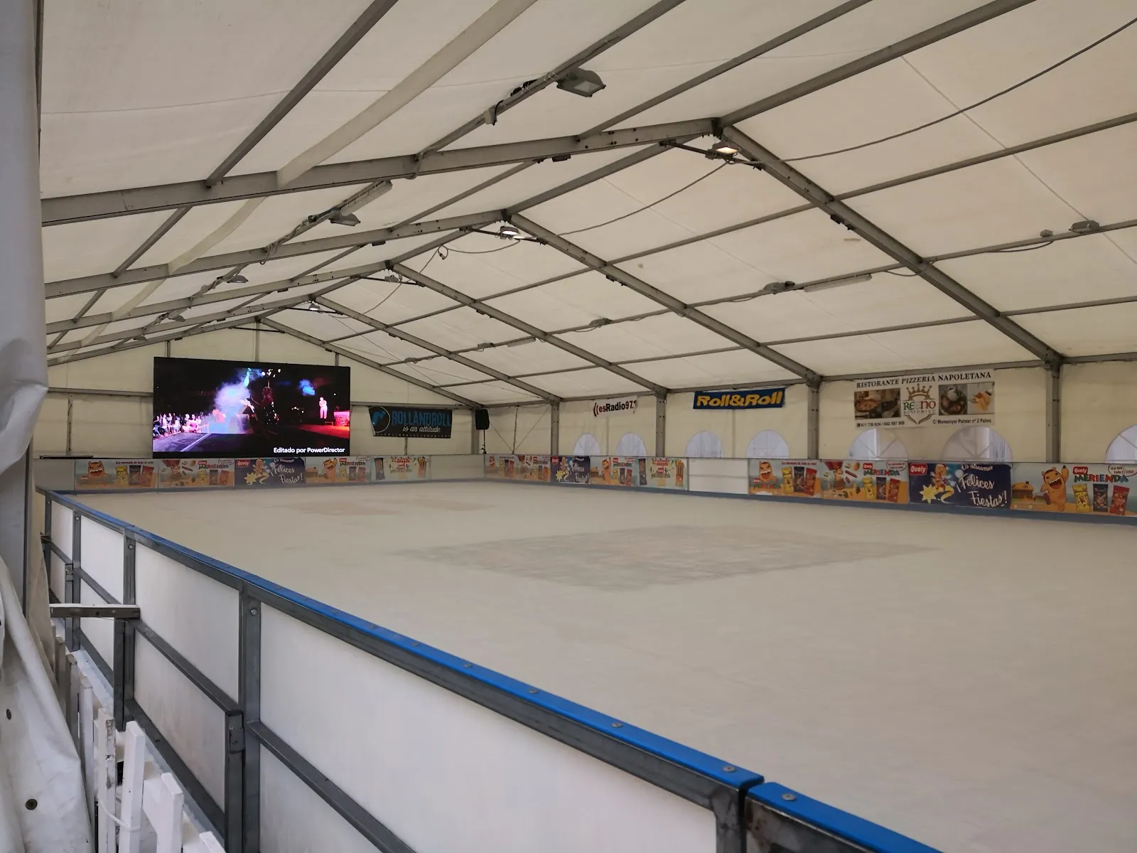 The tented ice rink of Ice Park at the Parc de les Estacions in Palma, seen along the blue boards — Ice Park Mallorca (Parc de ses Estacions)