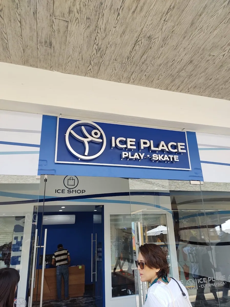 Entrada del local en el centro comercial, con el letrero azul ICE PLACE PLAY SKATE sobre la puerta. — Ice Place Cuernavaca