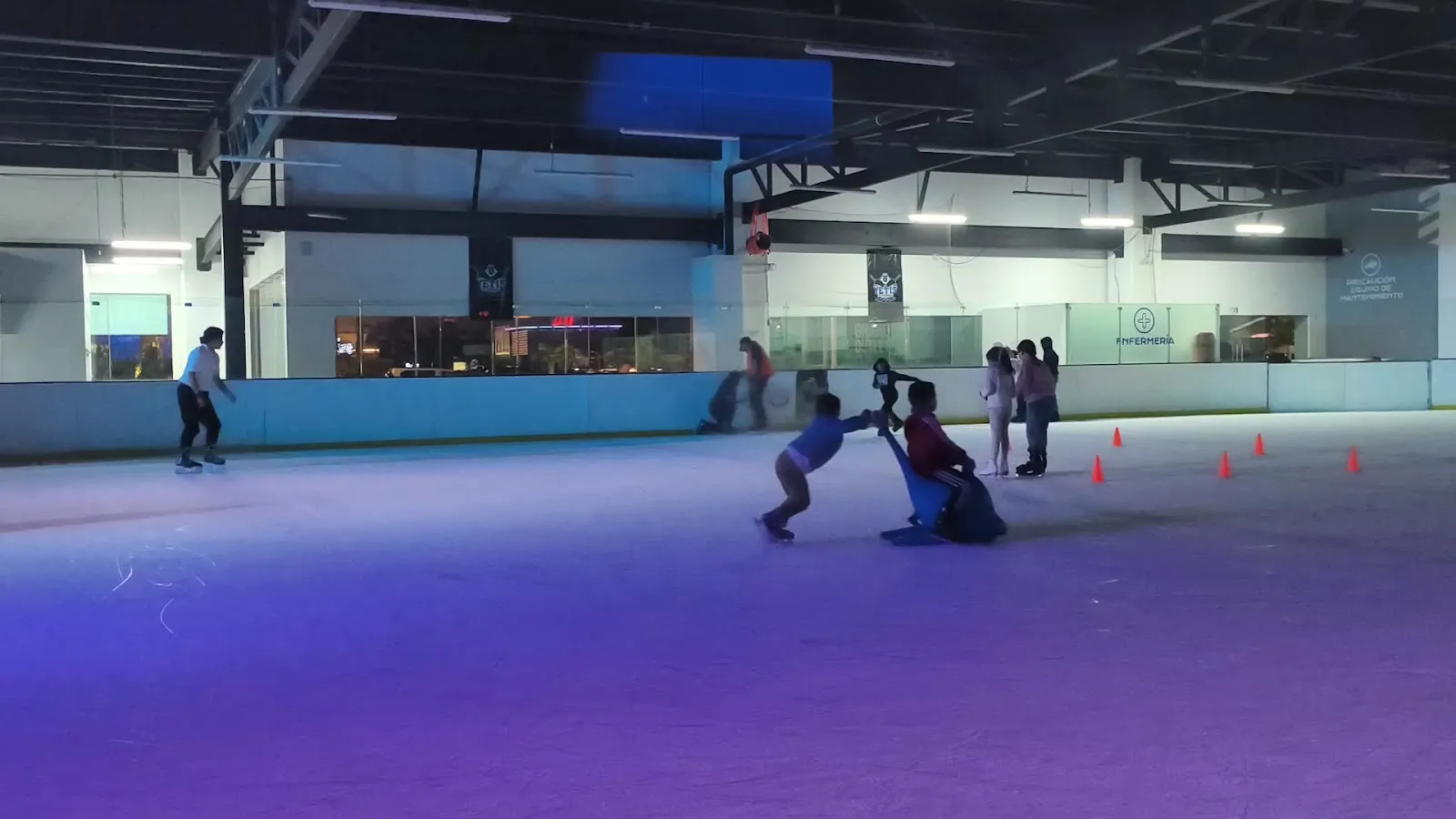 La pista de Ice Place Cuernavaca durante una sesión pública, con mantas de los Yetis colgadas sobre las vallas del fondo. — Ice Place Cuernavaca