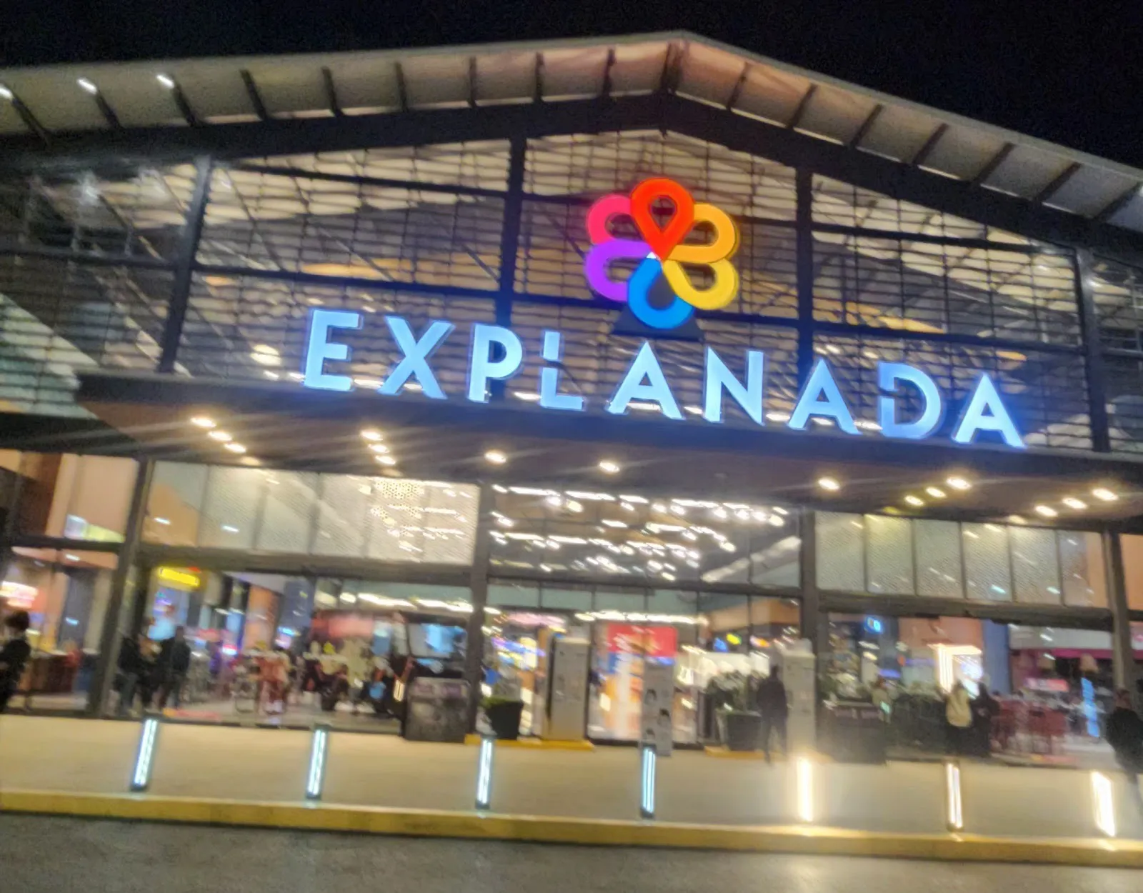 The lit Explanada entrance at night, the Pachuca mall that houses the Ice Place rink — Ice Place Pachuca