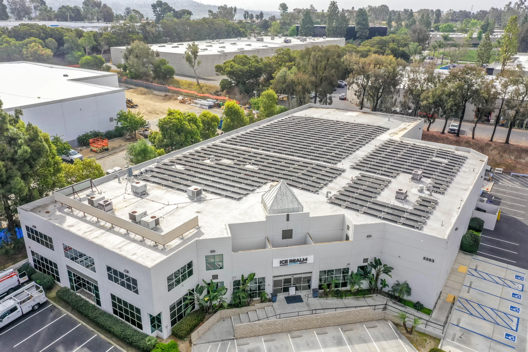 La entrada con letrero de Ice Realm Carlsbad y los paneles solares en el techo, vistos desde arriba. — Ice Realm Carlsbad