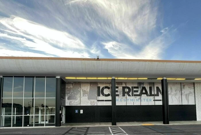 La entrada con letrero y fachada de vidrio de Ice Realm Westminster. — Ice Realm Westminster