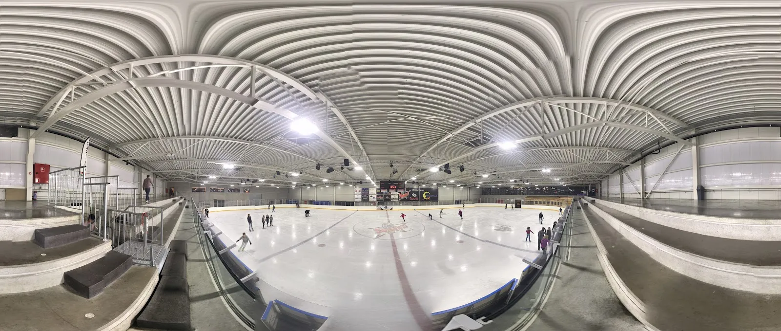 De ijsvloer en de tribunes van Ice Skating Center Mechelen – Ice Skating Center Mechelen