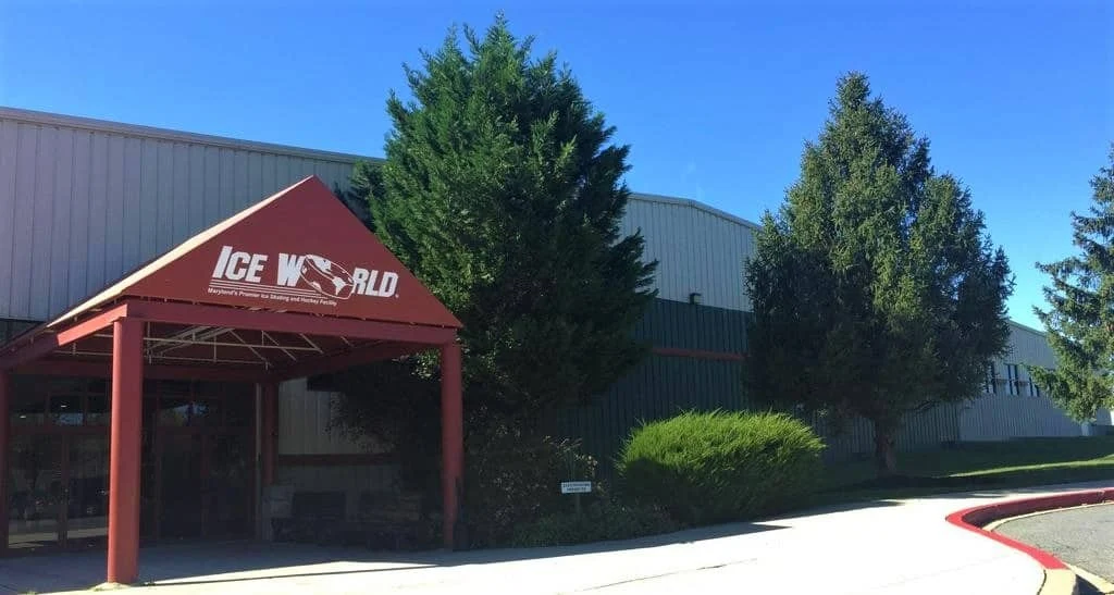 La marquesina roja de la entrada de Ice World y su frente ajardinado. — Ice World