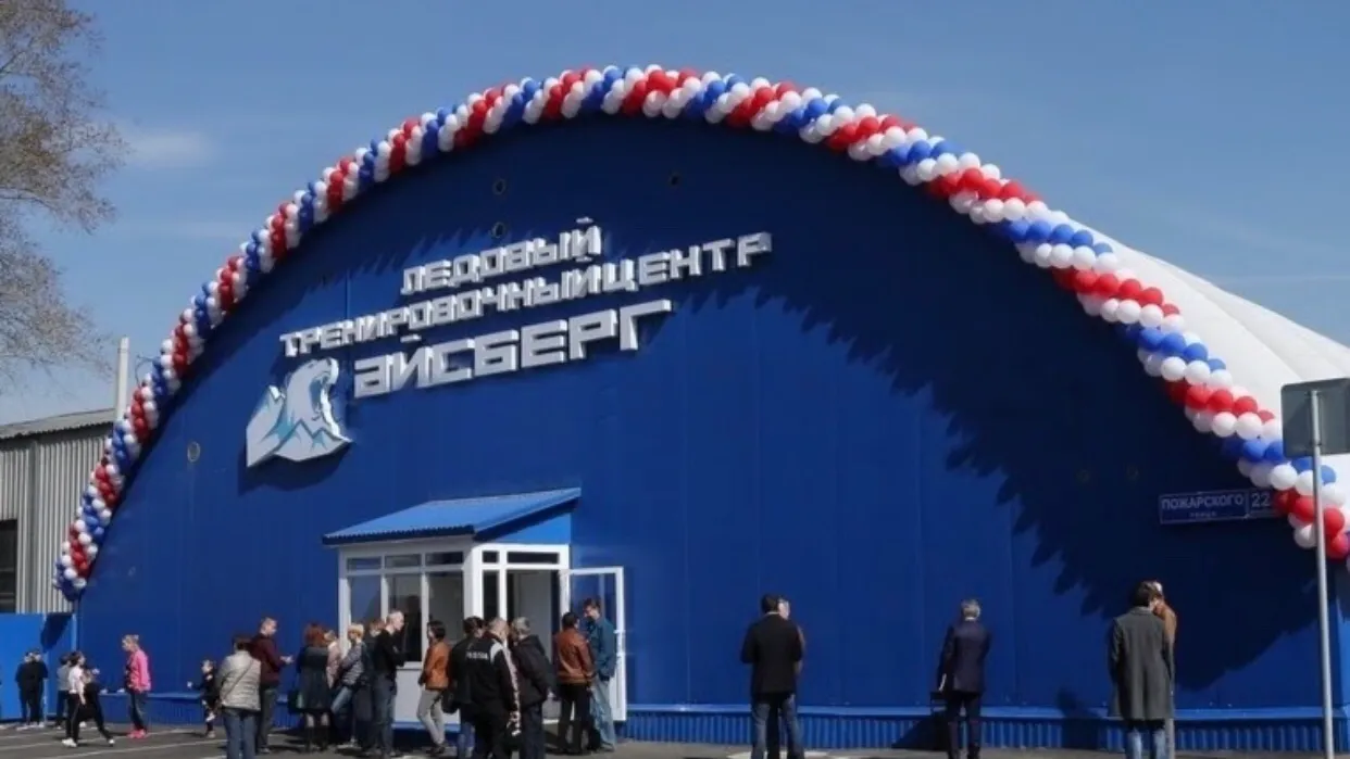 Здание синего ледового тренировочного центра «Айсберг» в Химках — Iceberg Ice Arena Khimki