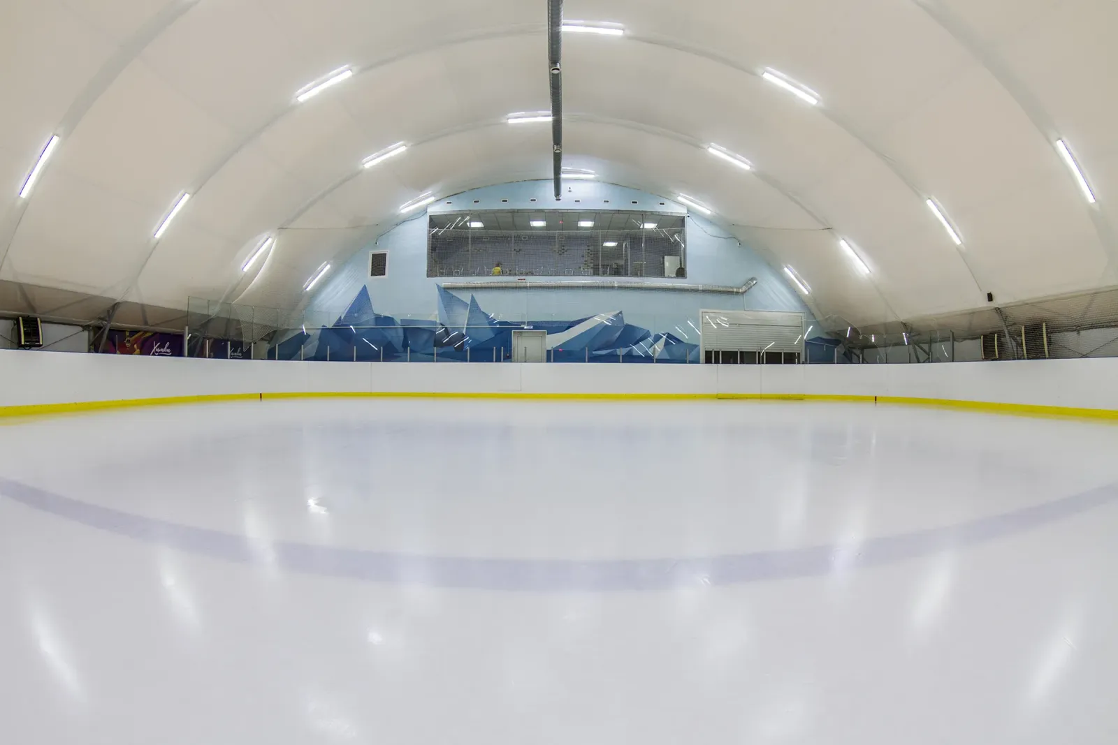 Пустое ледовое поле в крытой арене «Айсберг» в Химках — Iceberg Ice Arena Khimki