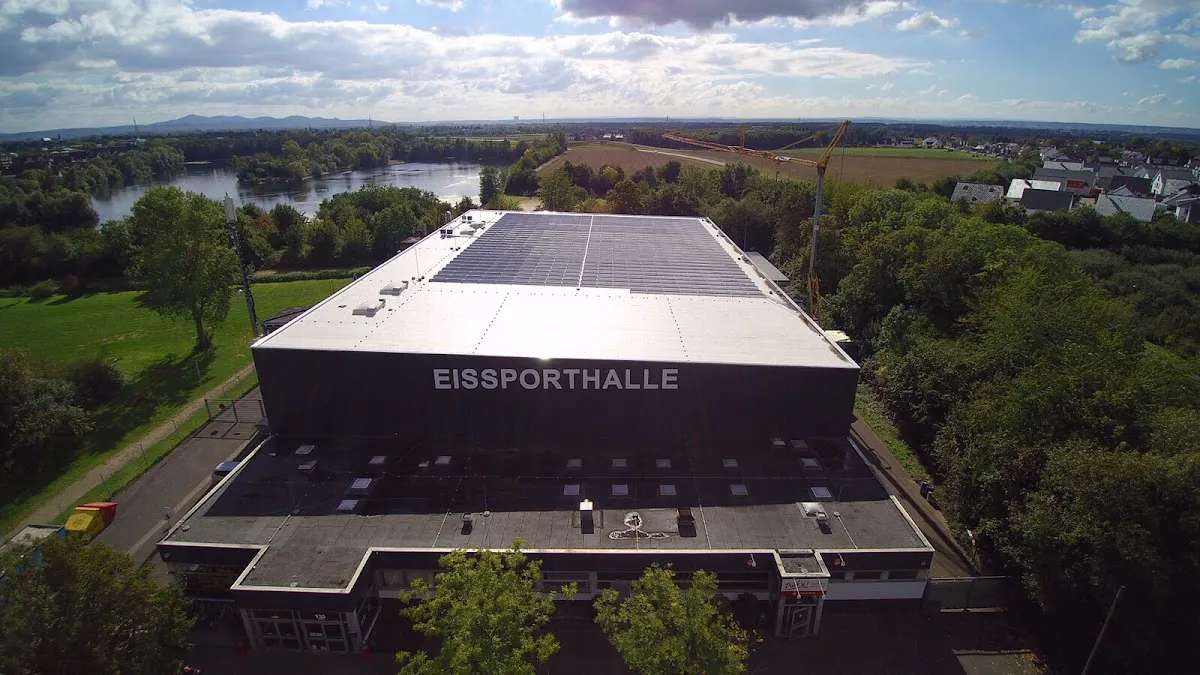 Die Eissporthalle Troisdorf, aus der Luft gesehen, neben ihrem See. – ICEDOME Troisdorf