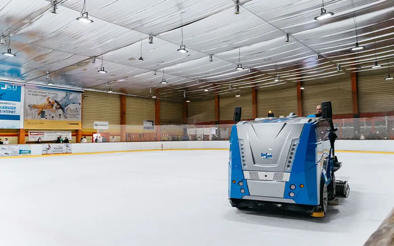 Die Eisfläche des ICEDOME Troisdorf mit der Eisaufbereitungsmaschine. – ICEDOME Troisdorf