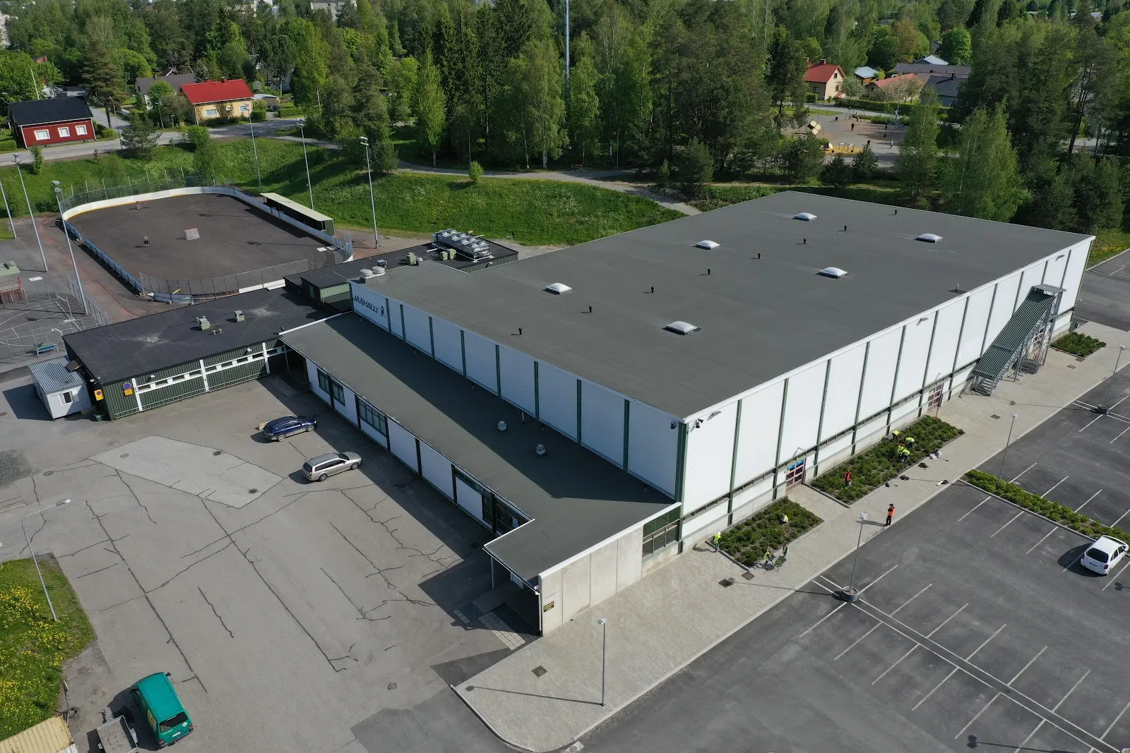 Aerial view of the Iisalmi ice hall and its parking area — Iisalmen jäähalli