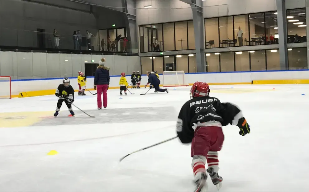 Children's ice hockey training on the ice sheet of the iischi arena Eishalle — iischi arena Eishalle