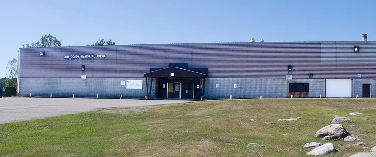 I.J. Coady Memorial Arena, 13 Second Avenue North, Levack: la entrada (foto de la Ciudad del Gran Sudbury) — I.J. Coady Memorial Arena
