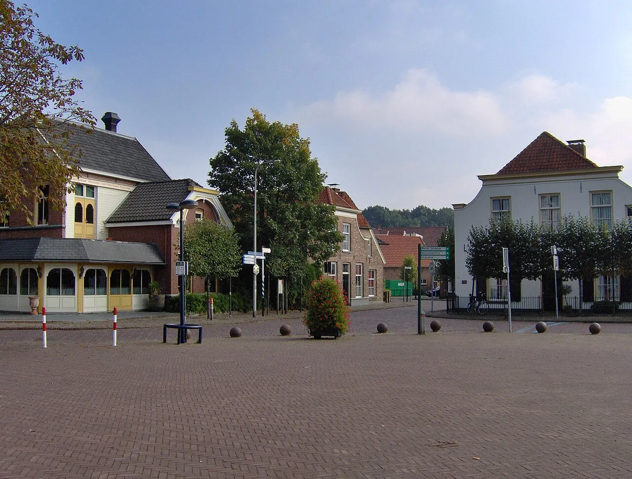 Het met klinkers bestrate Dorsetplein in Borne met historische huizen aan beide kanten, het plein waar de IJsbaan Borne elke winter wordt opgebouwd (de foto toont het plein zonder ijsbaan) – IJsbaan Borne
