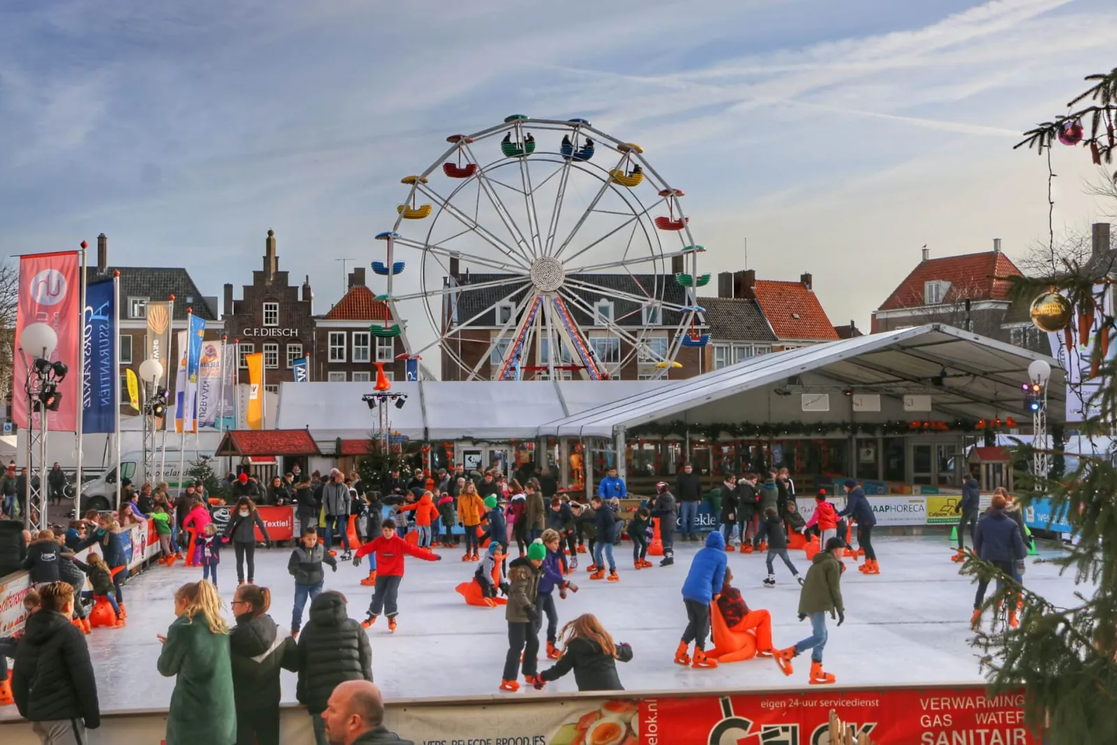 De ijsbaan van Middelburg op de Markt met de overdekte zijde en het reuzenrad – IJsbaan Middelburg