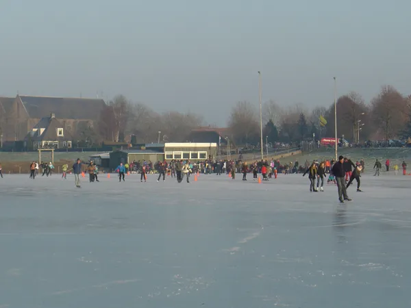 Skaters on the Vollenhove ice track with the club's building in the background. — IJsbaan Vollenhove (IJsclub Vooruitgang Vollenhove)