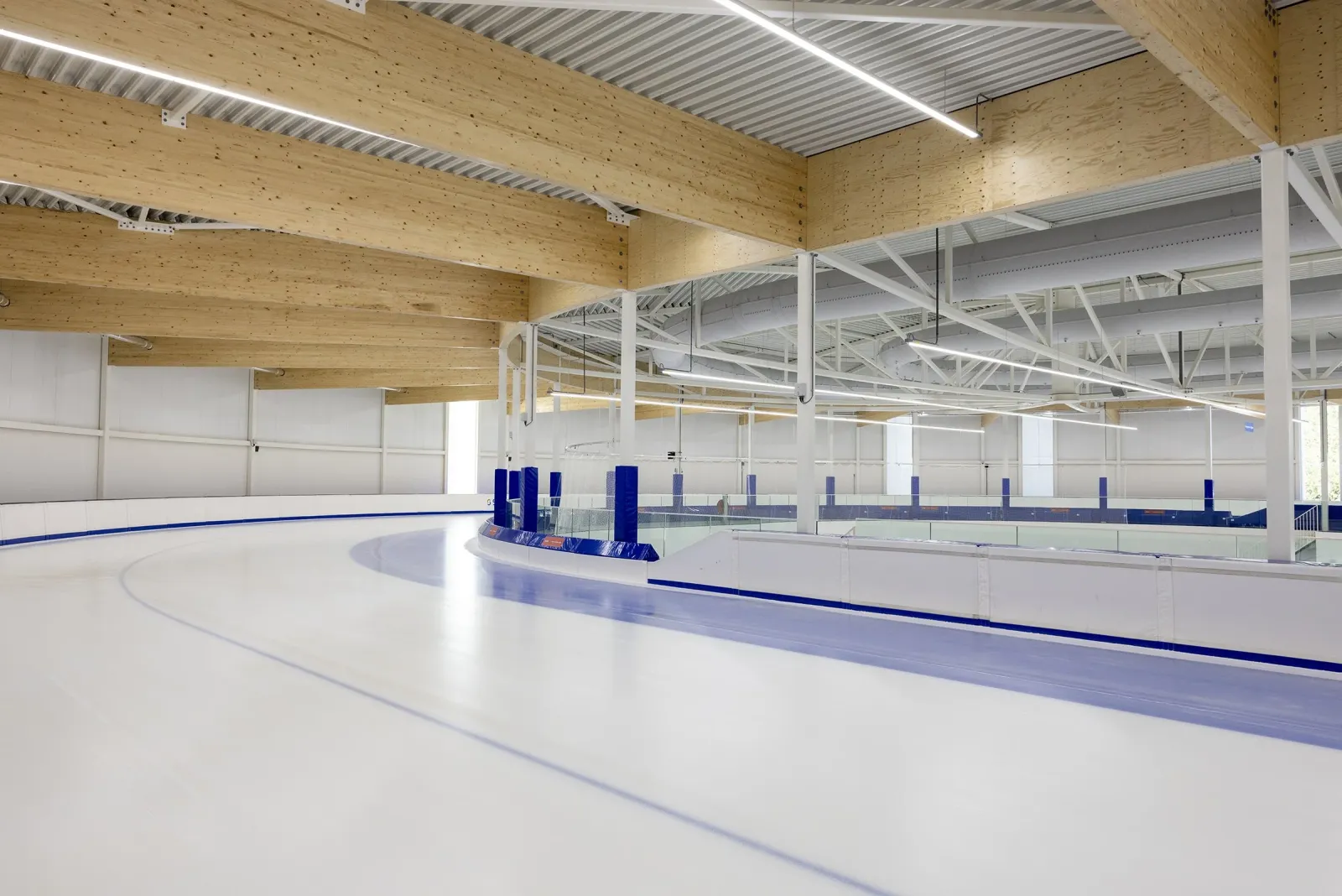 The Rondbaan, the raised 250 m ring at IJshal De Vliet — IJshal De Vliet