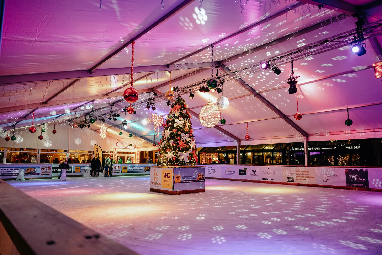 Het lege ijs onder het verlichte tentdak van het IJsplein – IJsplein Breda