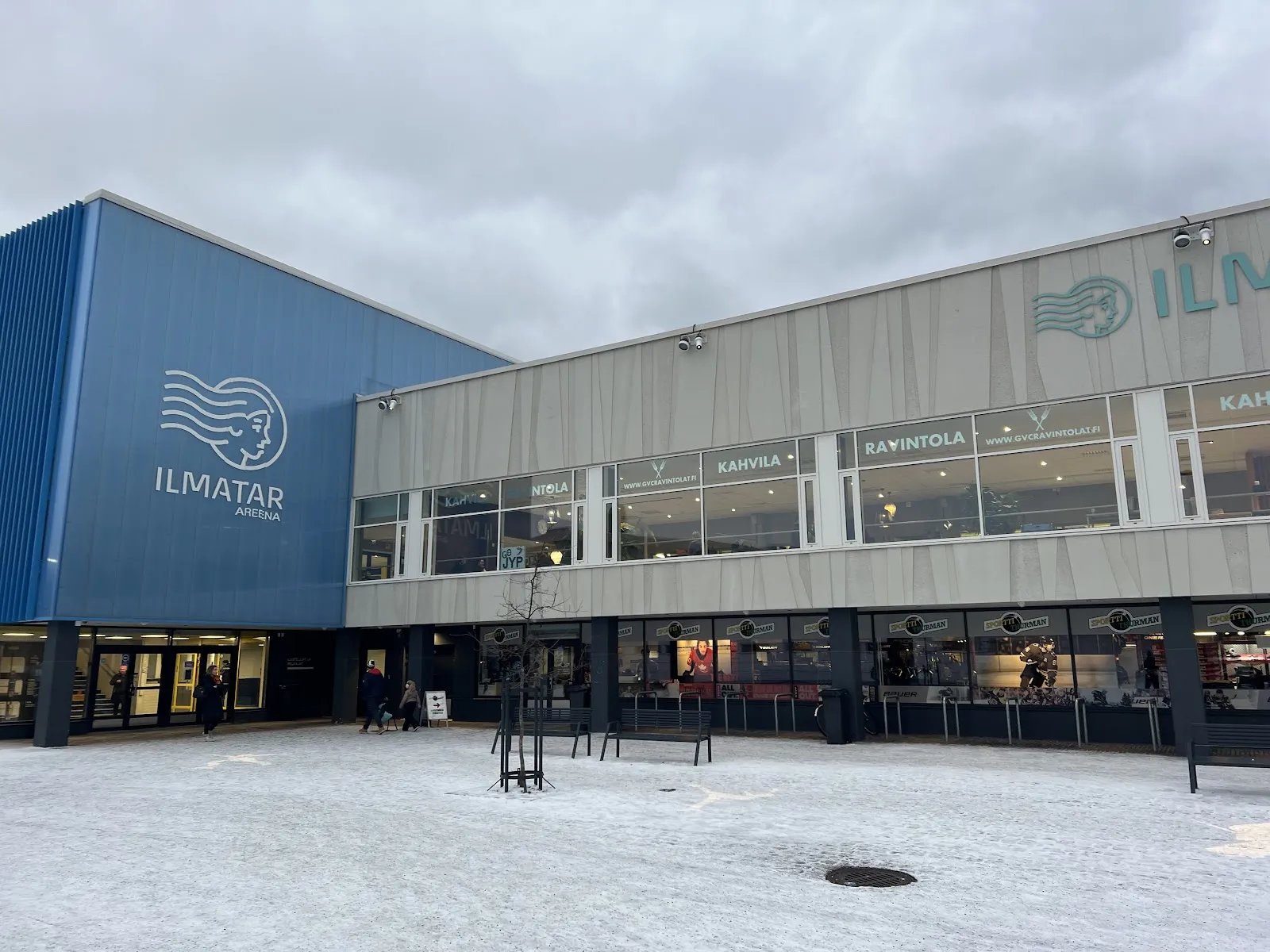 Sininen Ilmatar Areena -rakennus Matinkylässä sisäänkäyntipuolelta – Ilmatar Areena (Matinkylä)