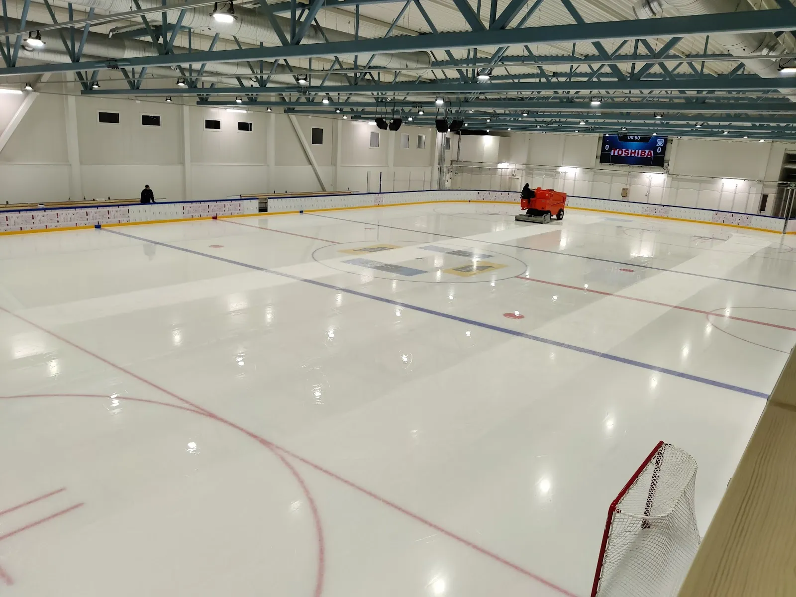 Kaukalo Ilmatar Areenassa, jäänhoitokone kaukalon päässä – Ilmatar Areena (Matinkylä)