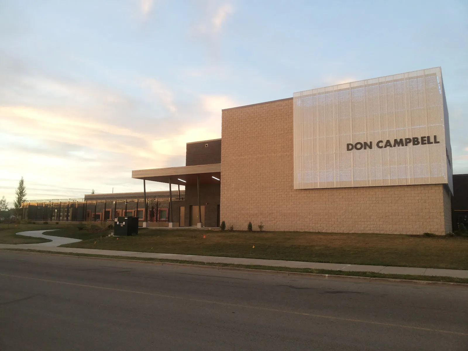 The outside of Inglewood Outdoor Rink (Don Campbell Elementary School), in a photo from its Google Maps listing. — Inglewood Outdoor Rink (Don Campbell Elementary School)