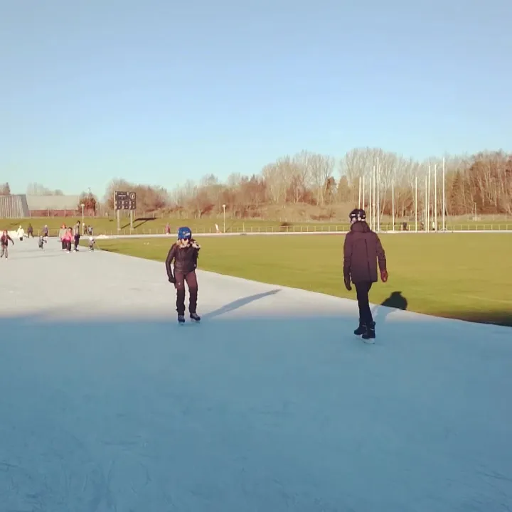 Åkare på isovalen Isovalen som läggs ovanpå löparbanorna vid Campus Valla i Linköping – Isovalen