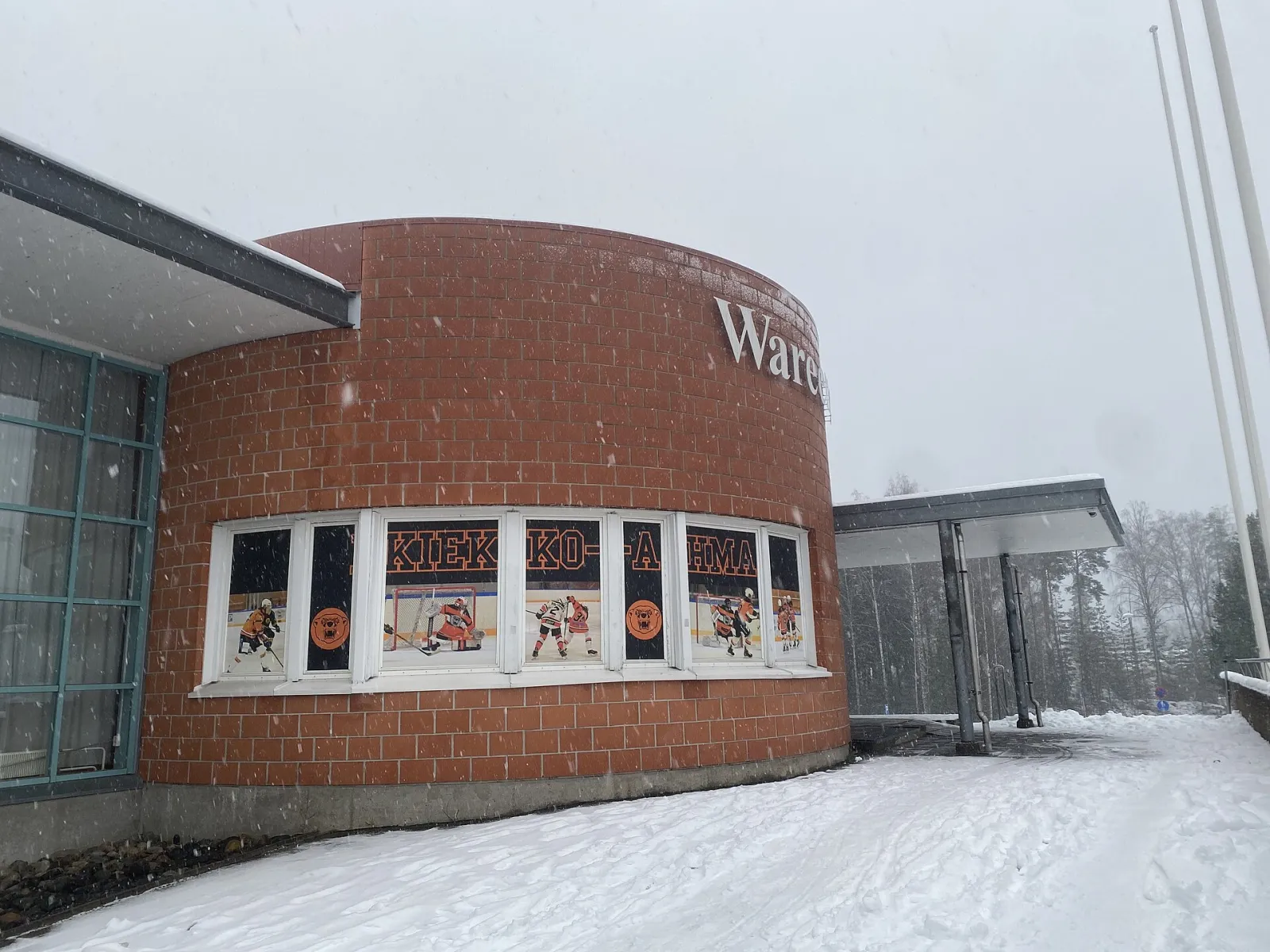 Jäähalli Wareena ja sen tiilitorni Valkeakoskella (Wikimedia Commons) – Jäähalli Wareena