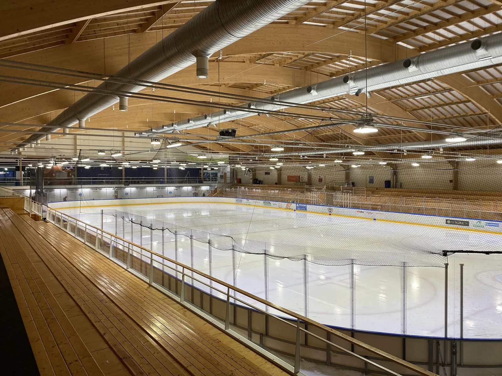 Jäähalli Wareenan jää katsomosta nähtynä (Wikimedia Commons) – Jäähalli Wareena