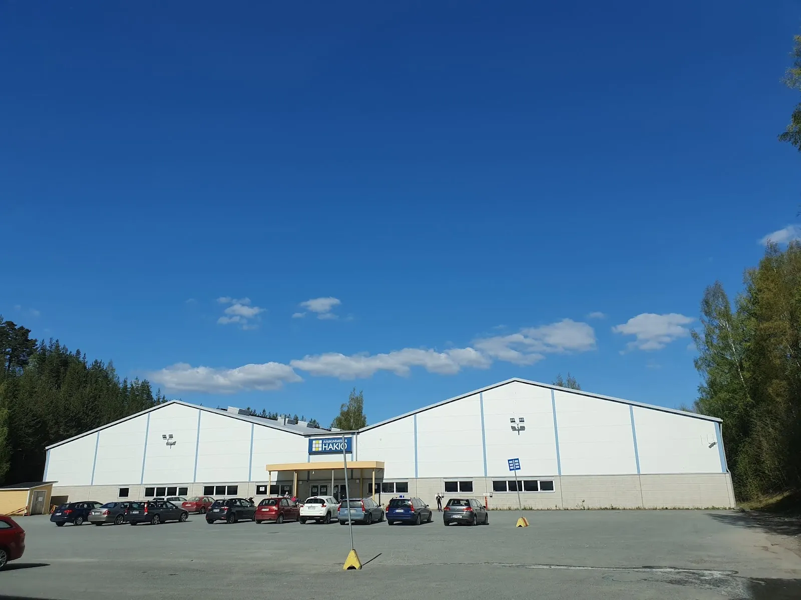 Jääliikuntakeskus Hakio, byggnadens framsida och parkeringen – Jääliikuntakeskus Hakio