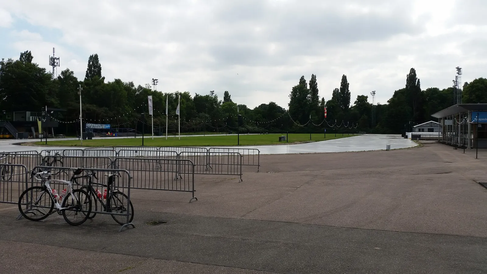 The 400 m oval and grounds of the Jaap Eden IJsbaan in summer — Jaap Eden IJsbaan
