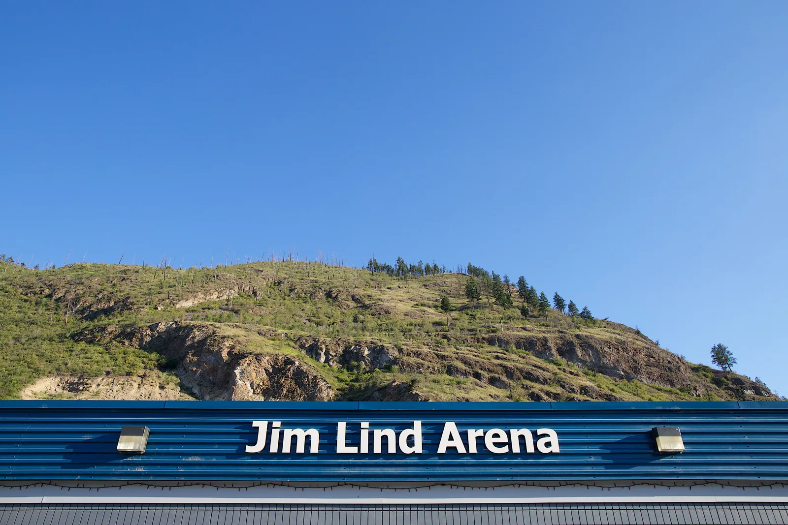 El letrero del Jim Lind Arena en el edificio del Mount Boucherie Recreation Complex. — Jim Lind Arena