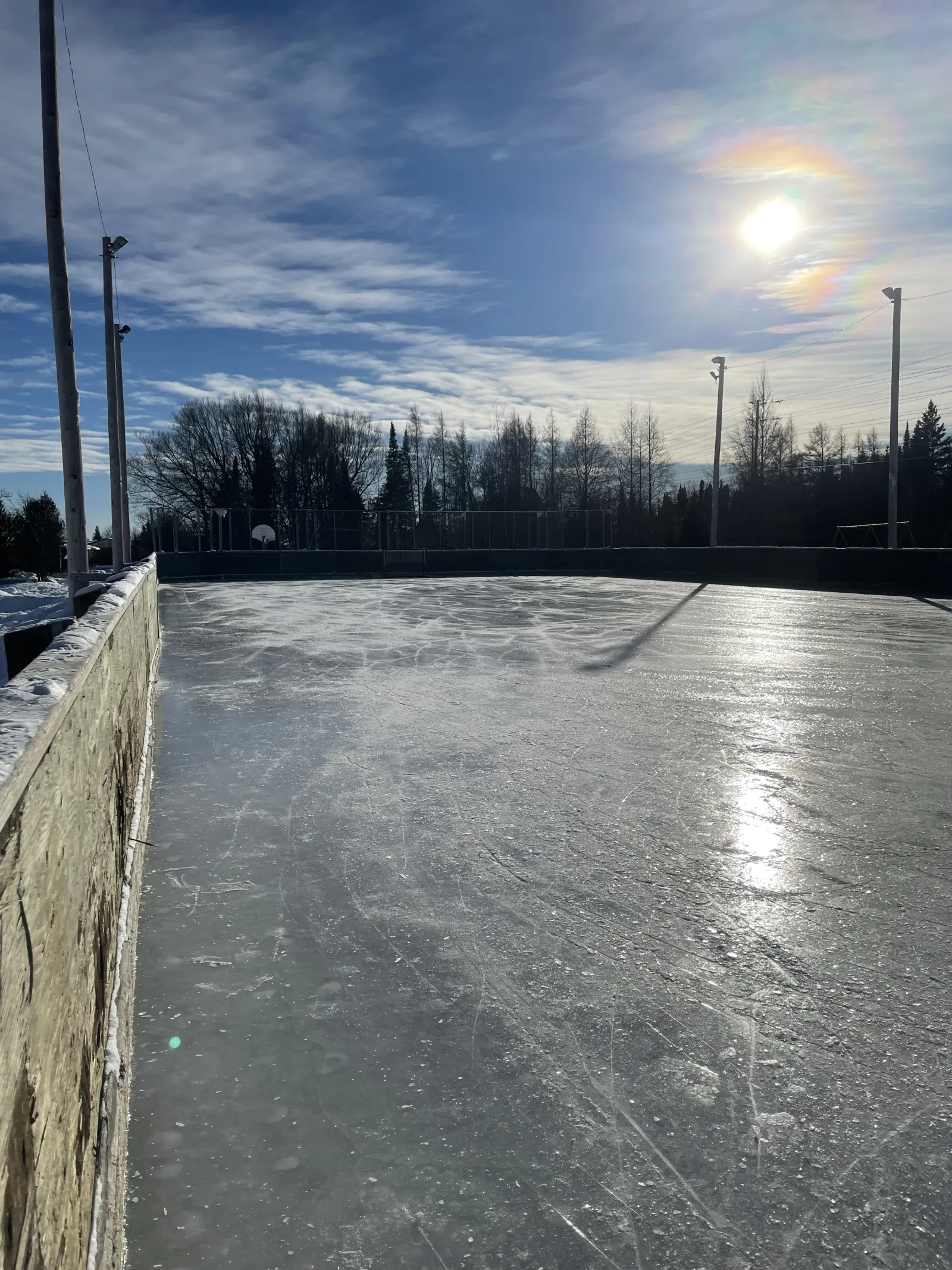 La pista con vallas del John Jumbo Community Centre con una superficie de hielo limpia — John Jumbo Community Centre Outdoor Rink