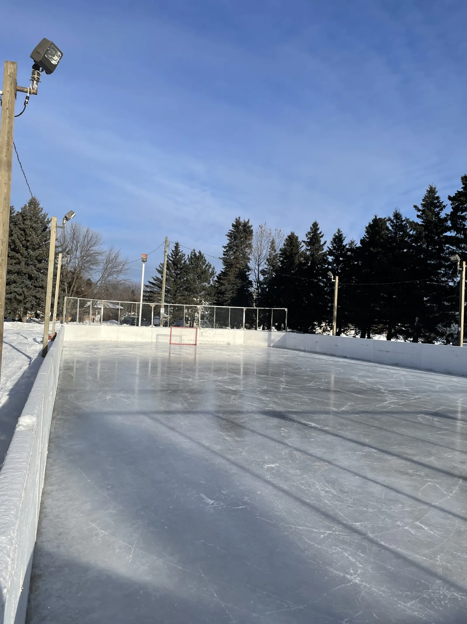 La pista con vallas de John Kusznier Memorial Park con una superficie de hielo despejada — John Kusznier Memorial Park Outdoor Rink