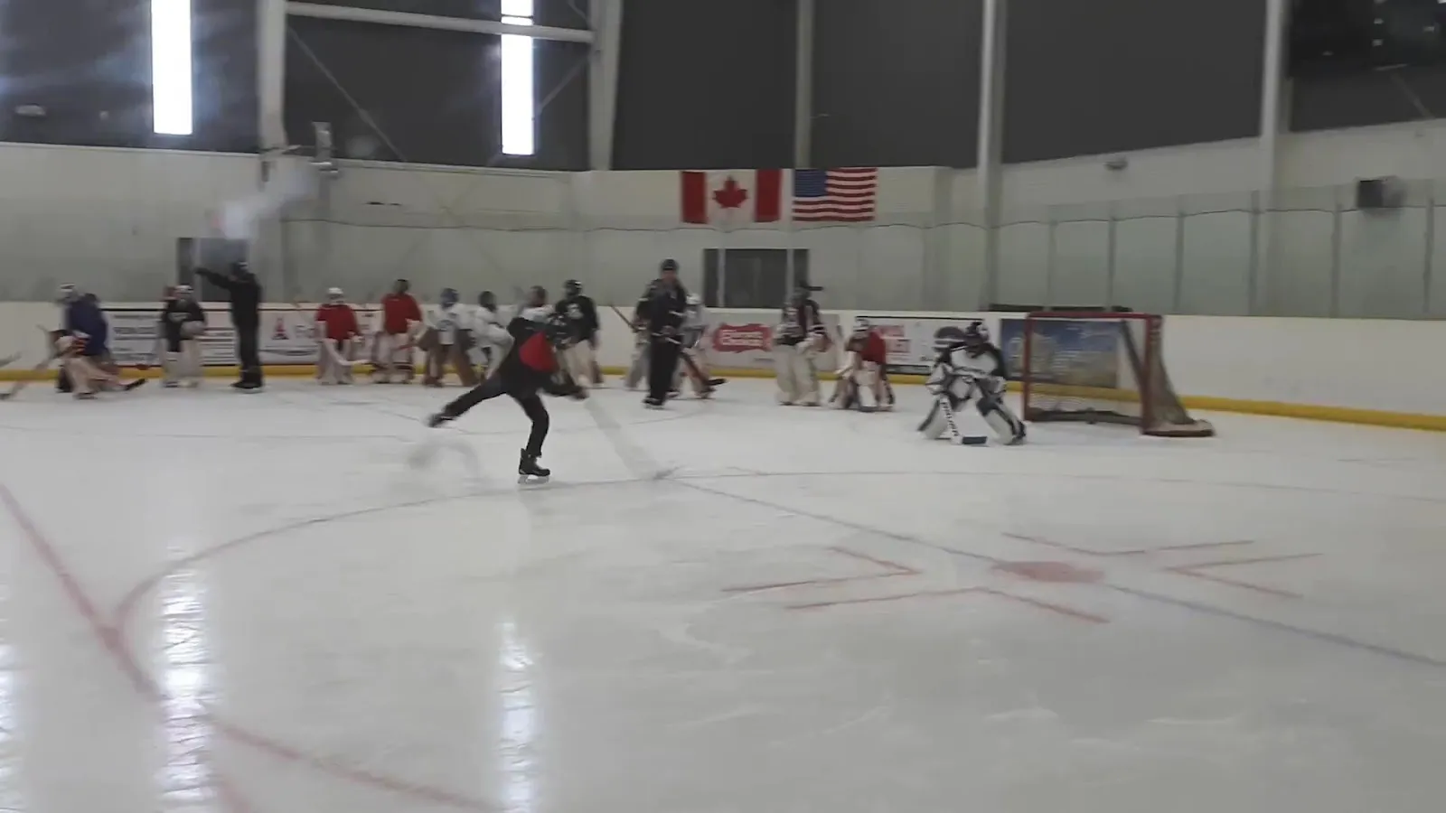Hielo del Julie McArthur Regional Recreation Centre durante un partido, visto desde el fondo de la pista — Julie McArthur Regional Recreation Centre