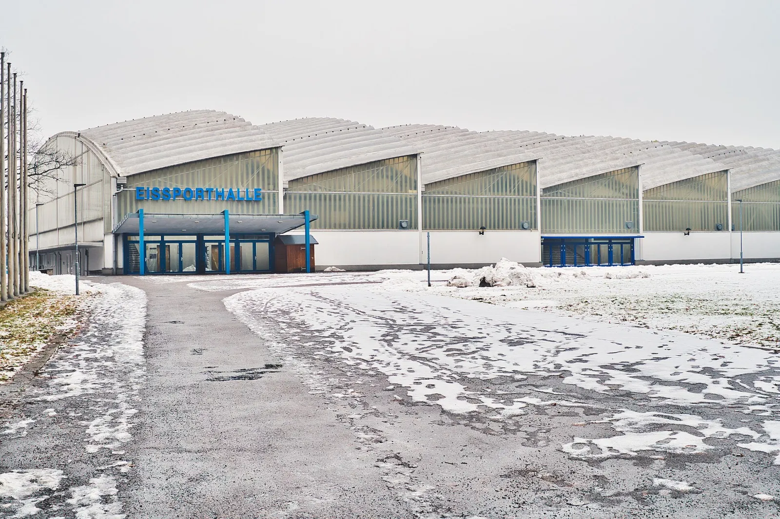 The Eissporthalle at the Eissportzentrum Chemnitz seen from the entrance path — Jutta Müller Eissportzentrum
