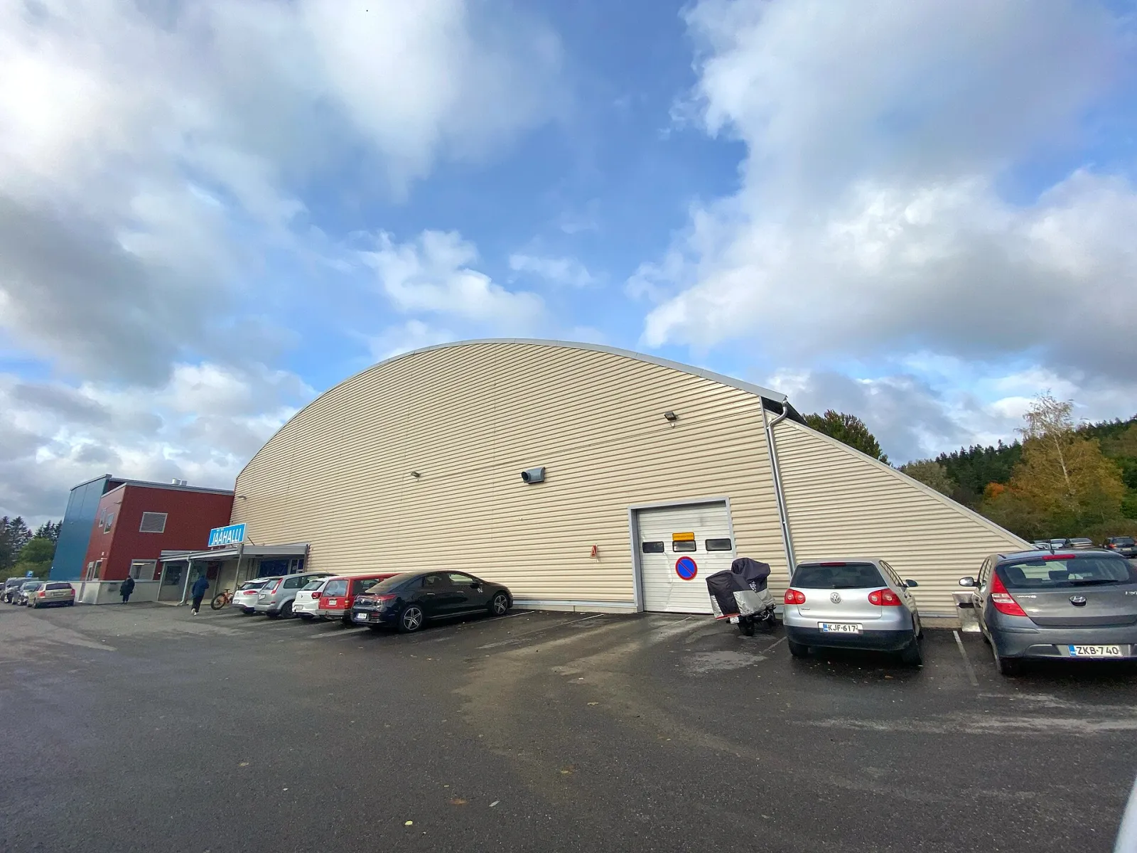 Kangasalan jäähalli (Halli 1) sedd från parkeringen (Wikimedia Commons) – Kangasalan jäähalli