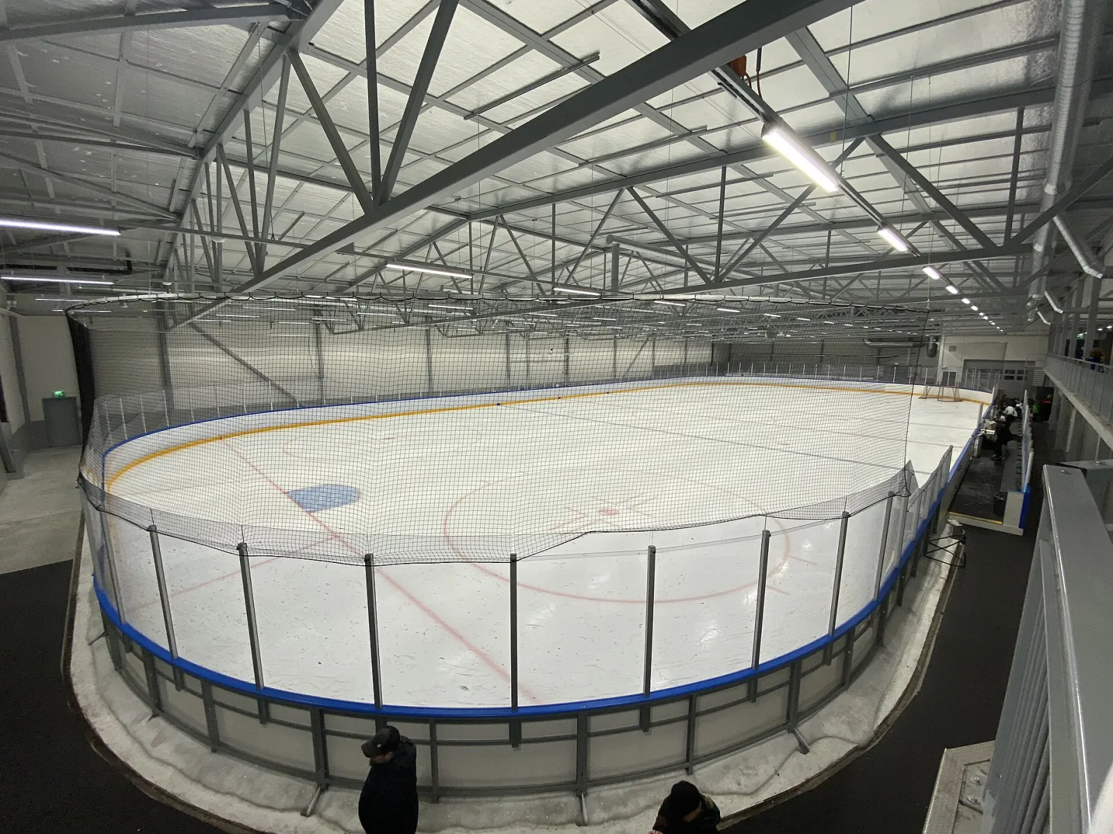 Isen i en av de två rinkarna i Kangasalan jäähalli (Wikimedia Commons) – Kangasalan jäähalli