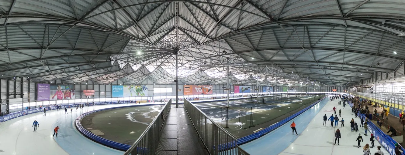 Panorama van de overdekte 400 m-baan van Sportcentrum Kardinge tijdens het publieksschaatsen – Sportcentrum Kardinge