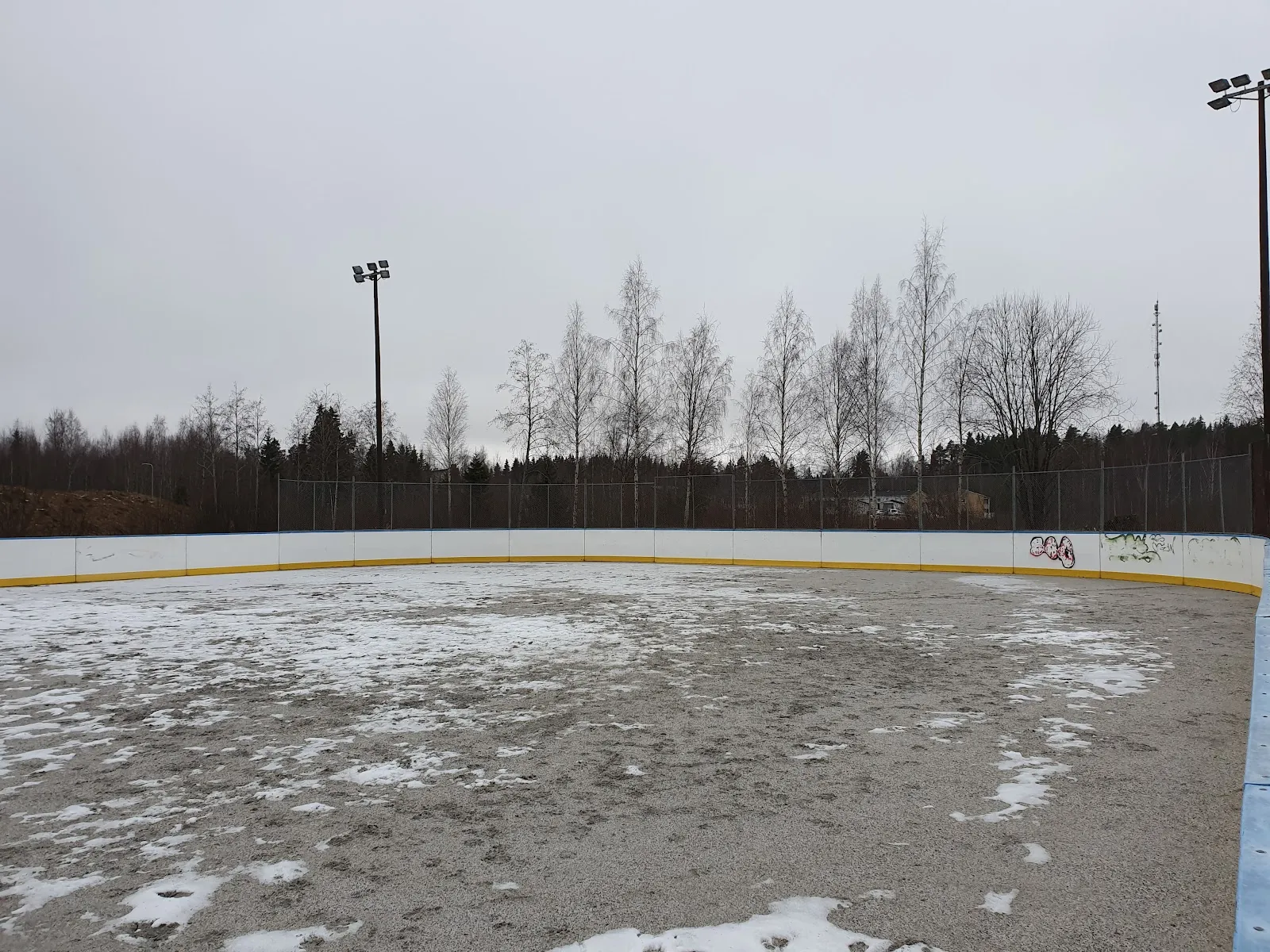 The outside of Karhuvuoren luistelukenttä, in a photo from its Google Maps listing. — Karhuvuoren luistelukenttä