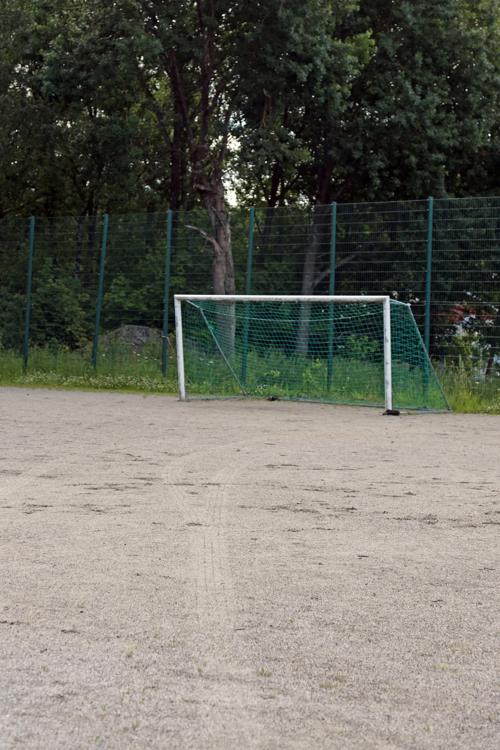 The Kärsämäen field in summer, a ball field with a gravel (stone-dust) surface with goals; the City of Turku freezes its fields into skating fields in winter. — Kärsämäen luistelukenttä