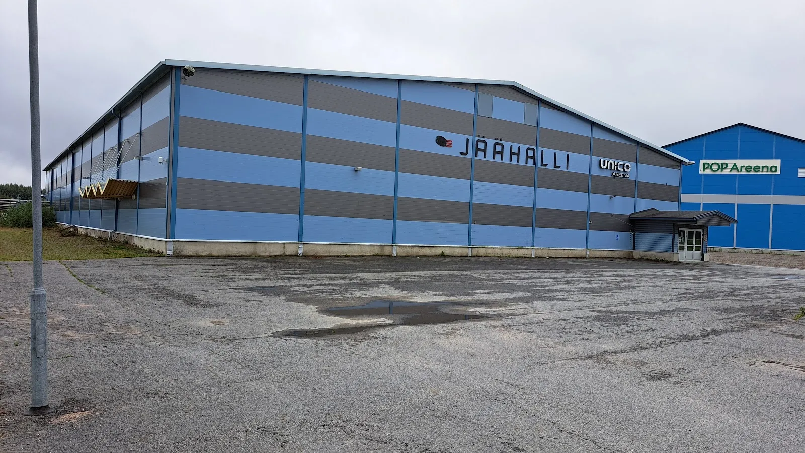 Kauhavan jäähalli (Unico Areena) pysäköintialueelta nähtynä – Kauhavan jäähalli (Unico Areena)