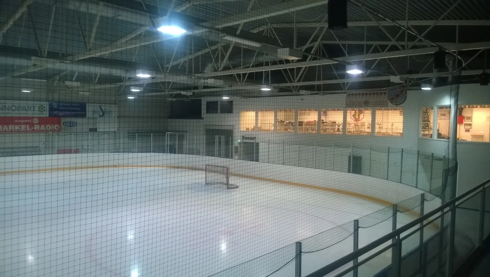 Kauhavan jäähallin jää ja laidat katsomosta nähtynä – Kauhavan jäähalli (Unico Areena)