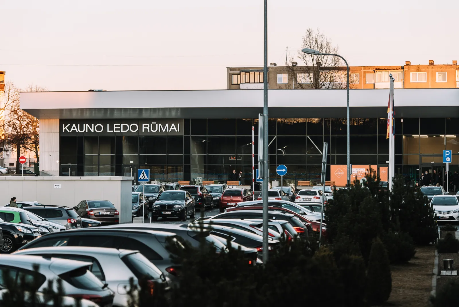 Kauno ledo rūmai, Kovo 11-osios g. 26: the glazed entrance front with the building's name sign — Kauno ledo rūmai