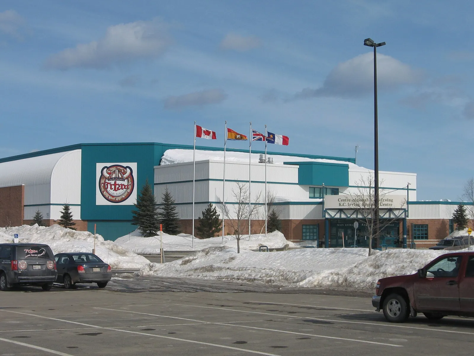 El K.C. Irving Regional Centre en Bathurst visto desde su estacionamiento — K.C. Irving Regional Centre