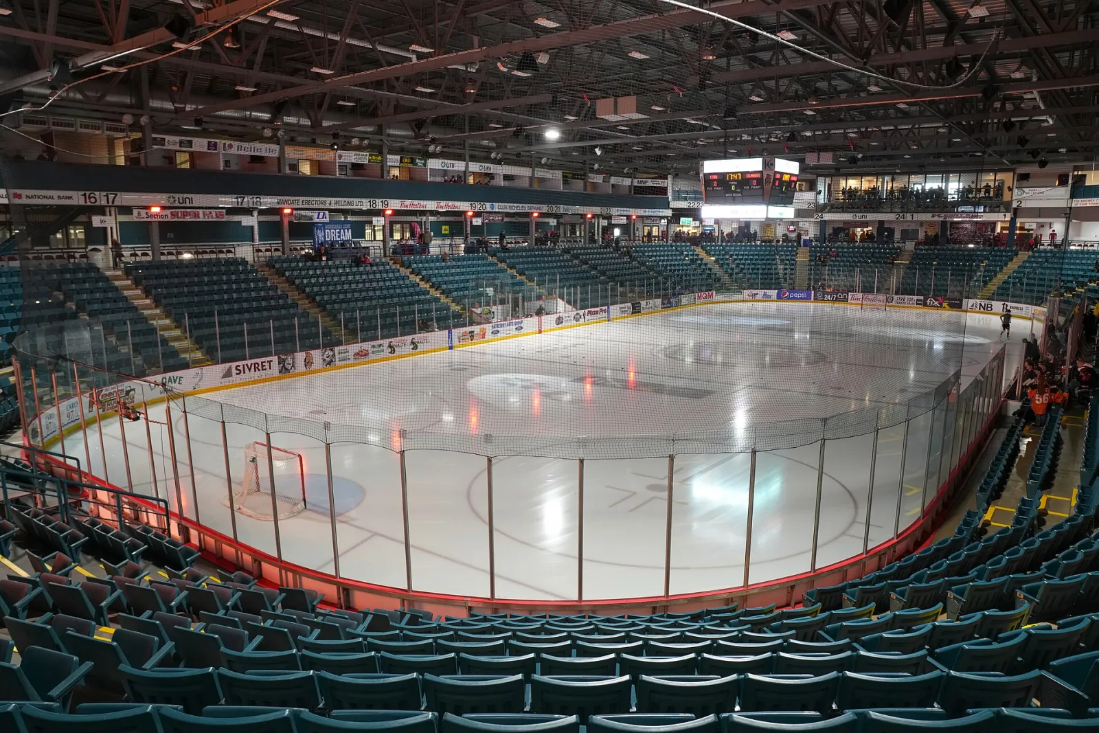 El hielo y las gradas del K.C. Irving Regional Centre en Bathurst — K.C. Irving Regional Centre