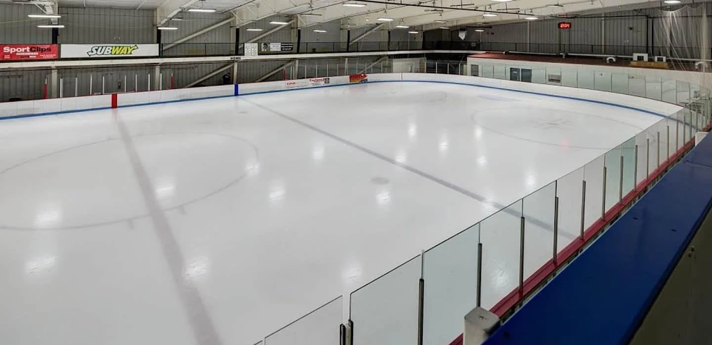 Una de las pistas de Kelley Create Ice Center vista desde arriba de las vallas. — Kelley Create Ice Center