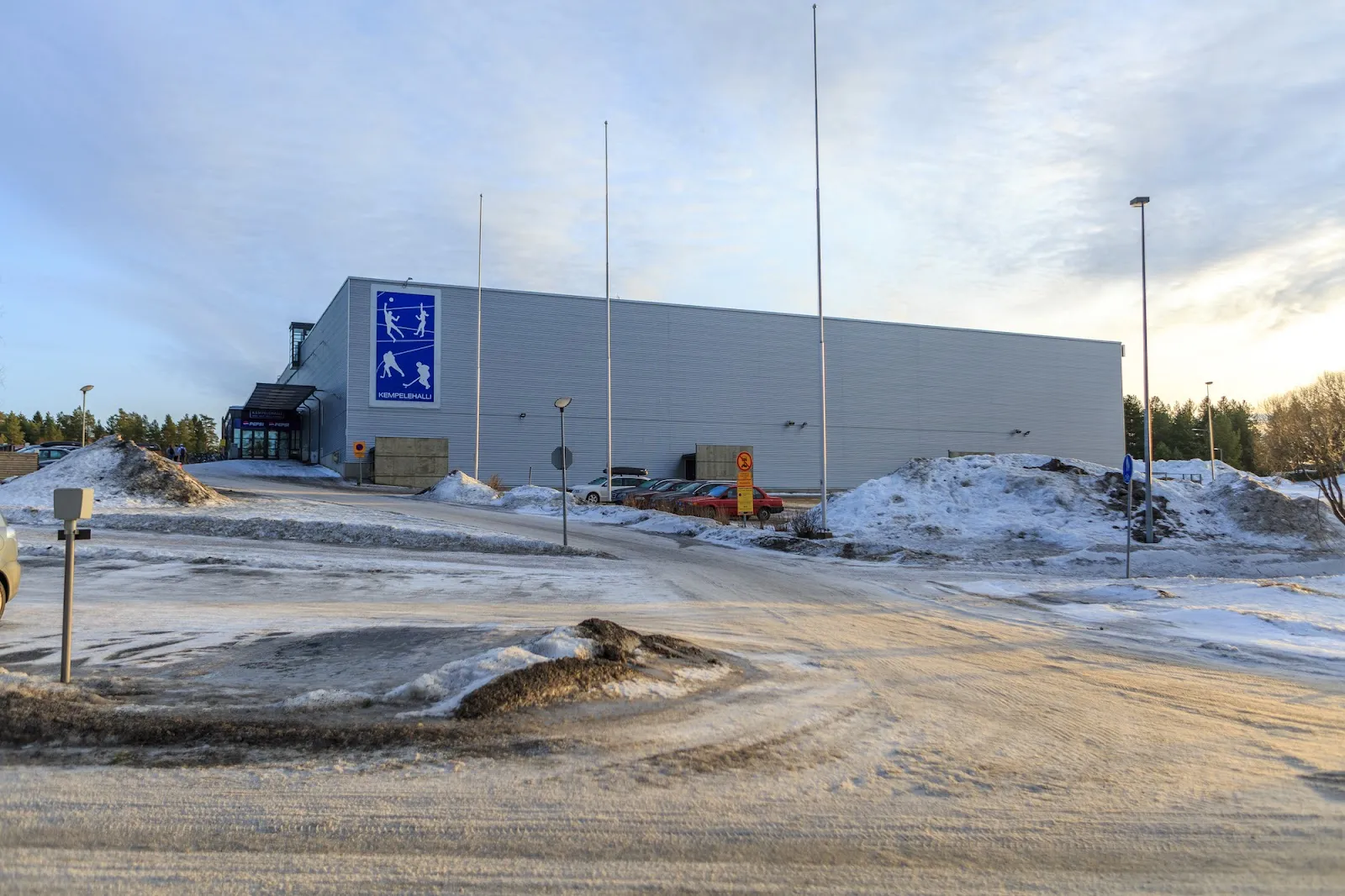 Kempelehalli sedd från parkeringen på vintern – Kempelehalli