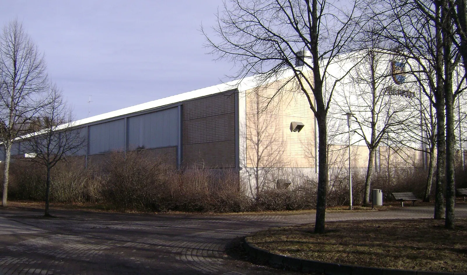 Keravan Energiahalli (Keravan jäähalli), seen from the side in winter — Keravan Energiahalli